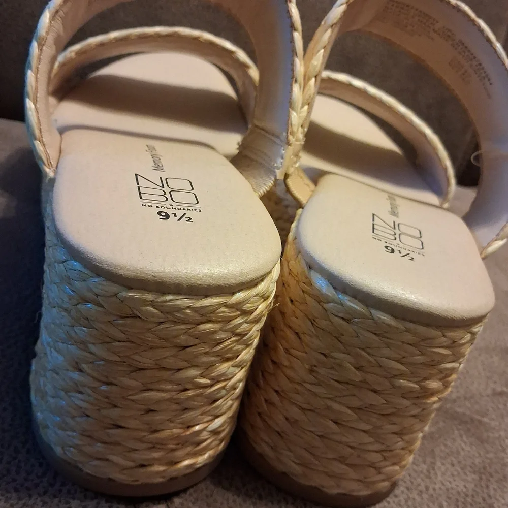 No Boundaries Women's Two Band Woven Platform Sandals Raffia 9 1/2